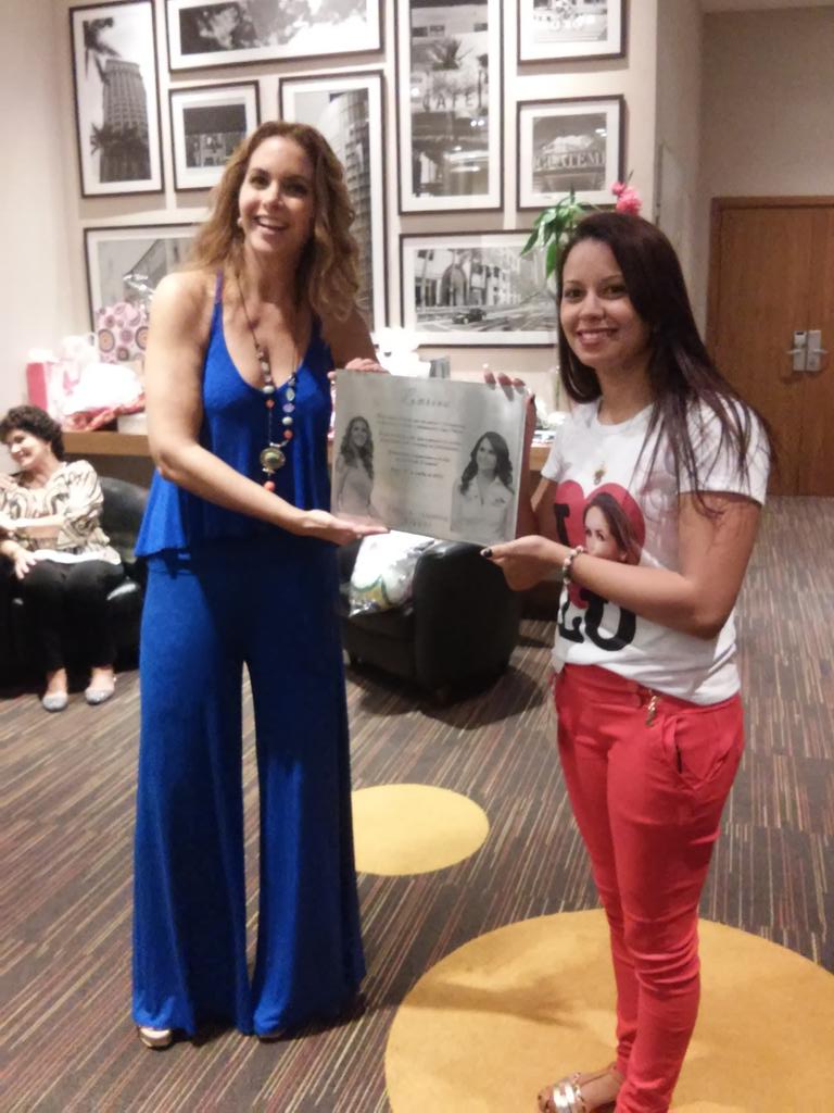 gsamantaa's tweet photo. @LuceroMexico Veo las fotos y aun no lo puedo creer,mil gracias por este momento,eres la mejor!!Te Amo!😭😍😭👸💚💛👏👏 https://t.co/GVhDgVBdOH