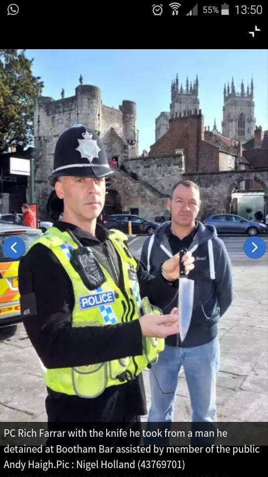 JayFurnessMMA's tweet image. Top bloke and @MMAOfficials / @UFCEurope judge Andy Haigh helps to subdue a knife wielding madman!