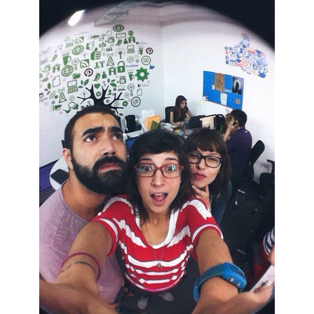 ojosrojos_'s tweet photo. #TB con @chucheorama y @gabrielavargasd en @analiticom 🎈 https://t.co/FLET0n1tYi https://t.co/Dv2qJ3EvBC