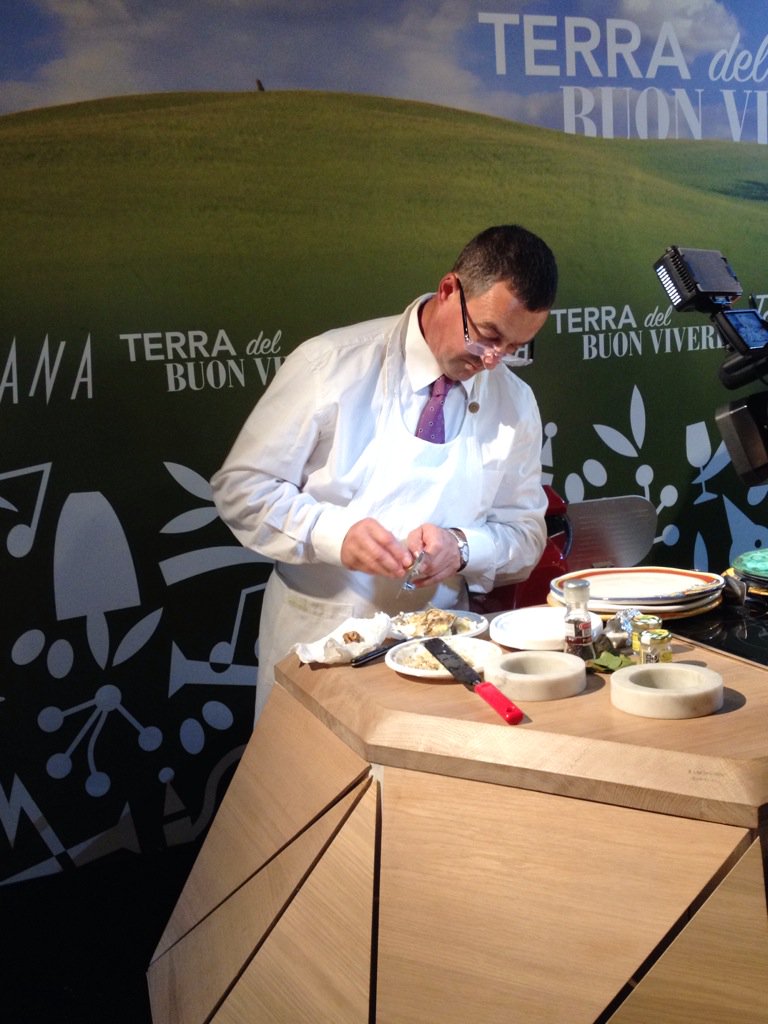 ExpoTuscany's tweet photo. "Il #tartufo è cultura! È l'azione combinata di acqua, calore e fulmini." #ExpoTuscany #Fuoriexpo https://t.co/CYt8QVIuw2