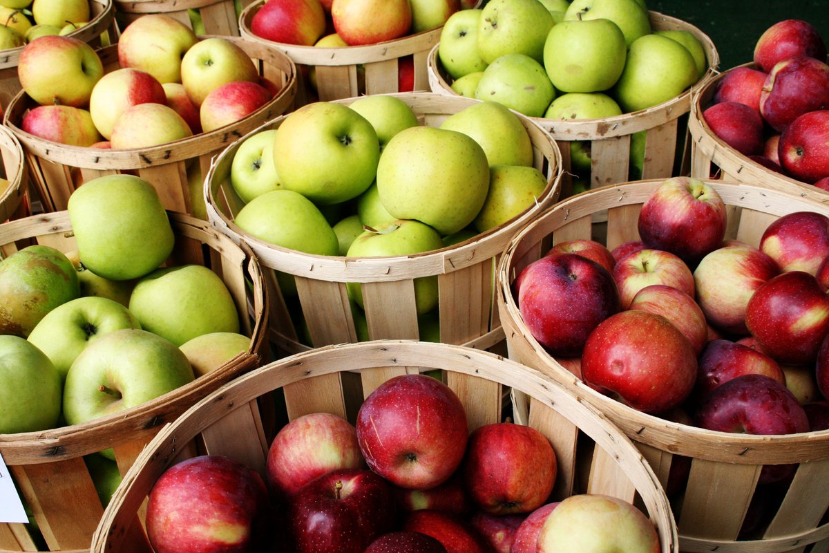 ChiFrenchMarket's tweet photo. Best things about autumn are freshly picked apples.Choose from a wide variety apples @CityFreshCHI @ChiFrenchMarket https://t.co/VPHeTJLfoa