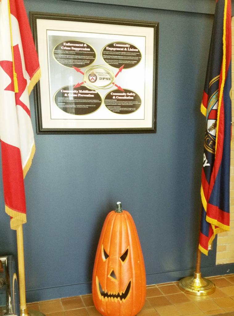 OfficerMeganTPS's tweet photo. 😀 @DPSU_TPS is getting ready for Halloween 👻 #trickortreat https://t.co/q7DeOwg18o