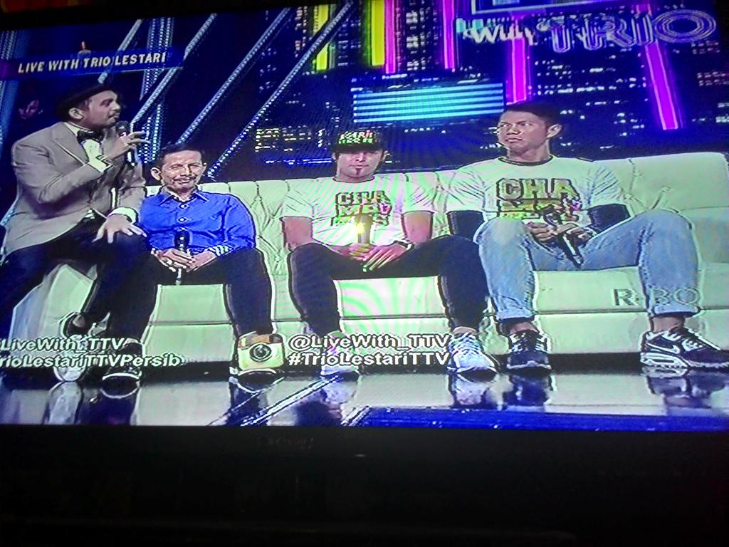 aisitherunza's tweet photo. Persib Bandung Maung Bandung @TRANSTV_CORP #TrioLestariTTVPersib #TrioLestari https://t.co/YM2y4IgIic