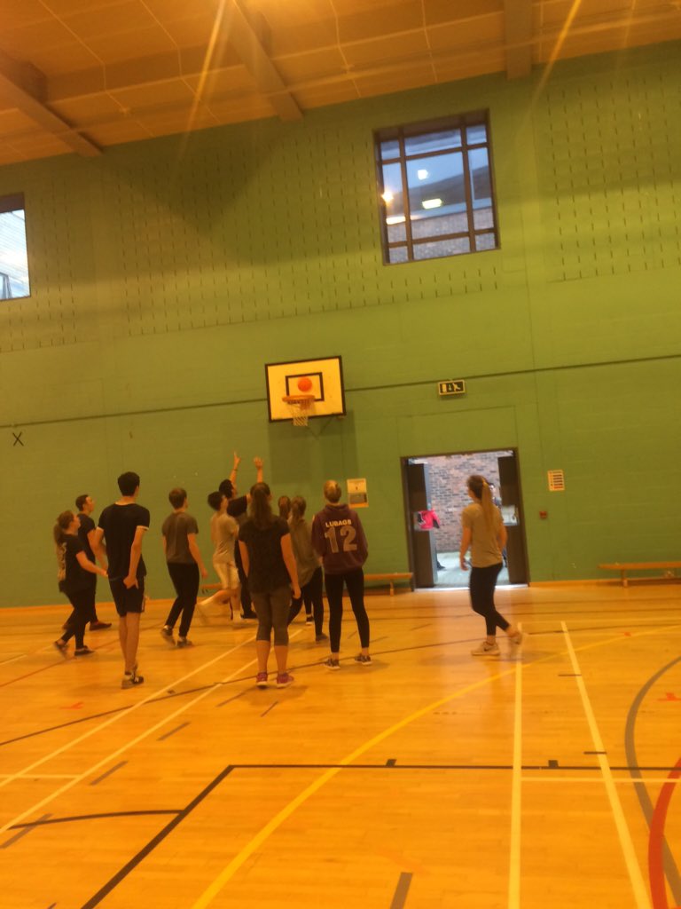 ellecroxford1's tweet photo. PE today, we focuses on cricket and netball. As you can tell our group is slightly competitive 😂 #ysjprimed https://t.co/CSQ50nTJiT