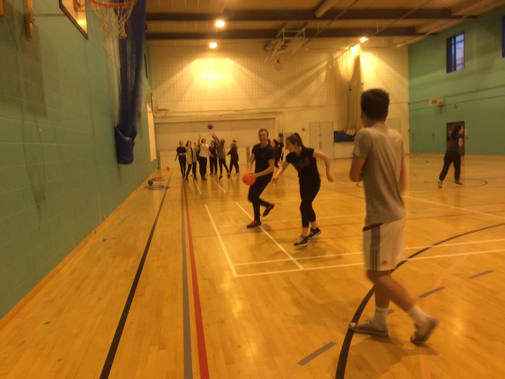 ellecroxford1's tweet photo. PE today, we focuses on cricket and netball. As you can tell our group is slightly competitive 😂 #ysjprimed https://t.co/CSQ50nTJiT