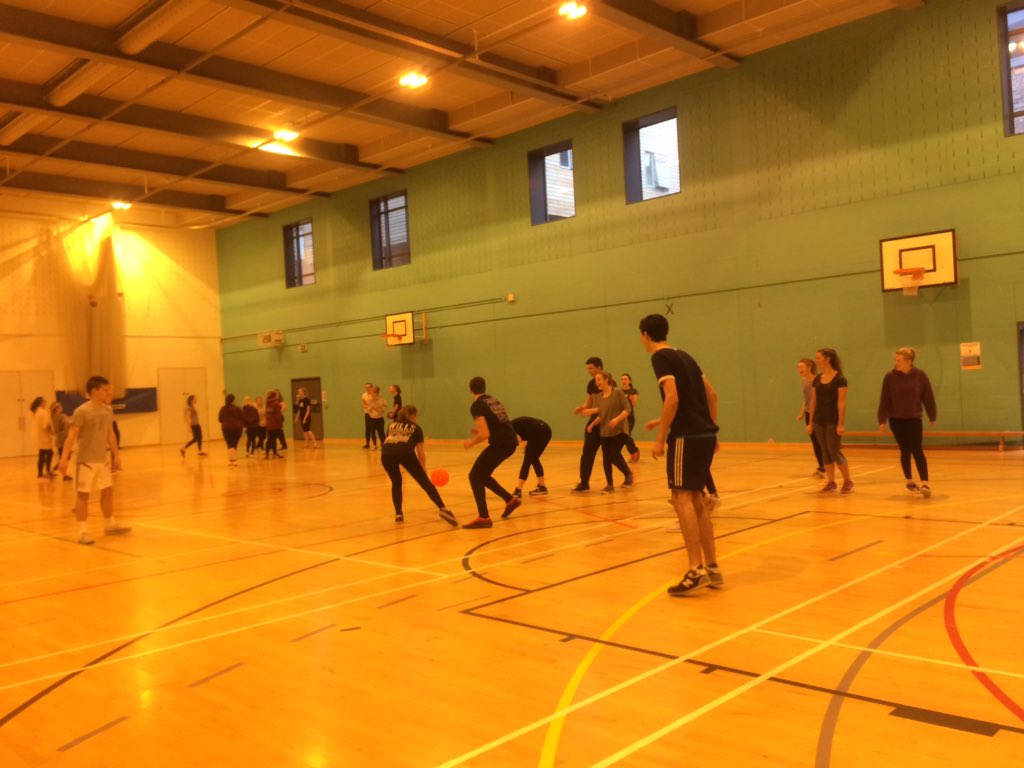 ellecroxford1's tweet photo. PE today, we focuses on cricket and netball. As you can tell our group is slightly competitive 😂 #ysjprimed https://t.co/CSQ50nTJiT