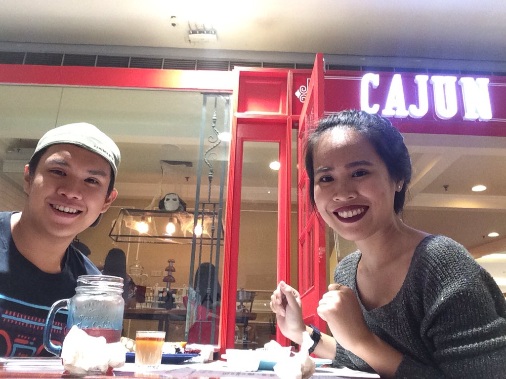 robinkeycel's tweet image. Thanks mah frienny. Kahit umay na. Hahahaha. #giraffeneck *insert giraffe emoticon here*