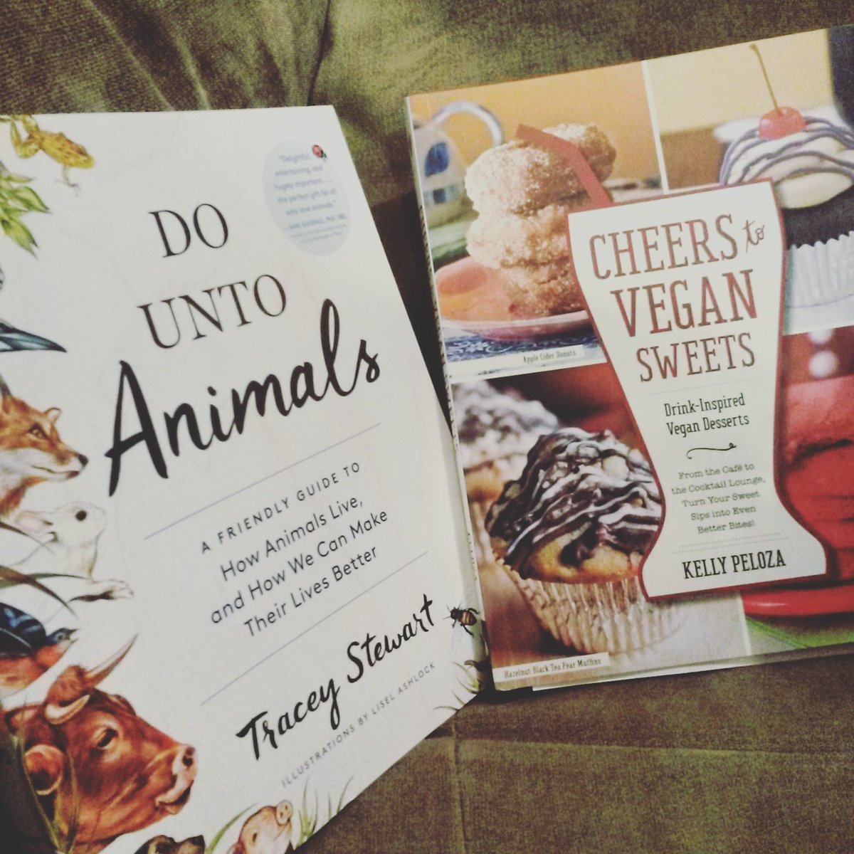 Got some new #vegan #reads, cant wait to dive into these! <a href="/kellypeloza/">Kelly Peloza</a> <a href="/DoUntoAnimals/">Tracey Stewart</a> #books #recipes #veganism #veg