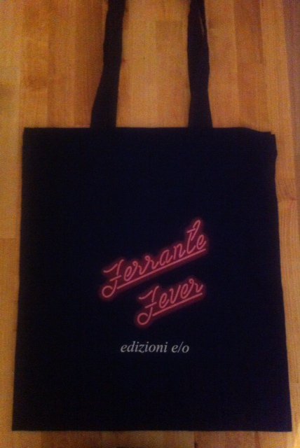 Finzioni's tweet photo. Volete vincere questa borsa in tema Ferrante? Partecipate al nostro giveaway! #FerranteFever https://t.co/nyX0YrdRJ9 https://t.co/MJ0tYhFgwd