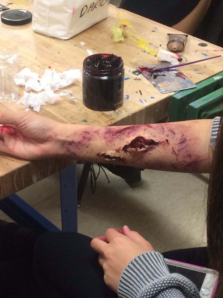 HaydenHotWheels's tweet photo. Some @HaydenHuskies Grade 9 Tech Students learning special effects makeup! https://t.co/YI0GCAdD0C