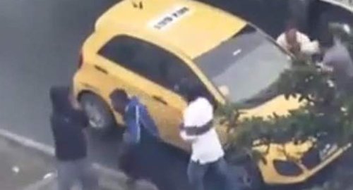 PoliciaColombia's tweet photo. Dimos duro golpe a ladrones de espejos en el centro de #Bogotá. 13 capturados >> https://t.co/6MN01VxeO8 https://t.co/fYad05zNrx