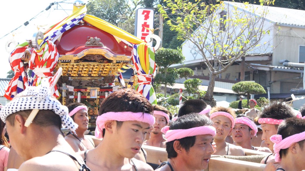 btmz0525's tweet photo. 大井の人より確認が取れたので後日ホームページに追加します。2015廣田様御遷宮のための初日、大井 瀧内神社が黄色のお襷を掛けていたのは廣��様の御遷宮のため、きちんとした祭典では無い1日目のみという事で廣田様の色を混ぜたという。 https://t.co/sgGrGaSX0k
