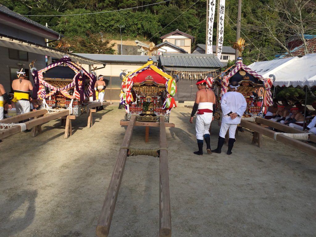 btmz0525's tweet photo. 大井の人より確認が取れたので後日ホームページに追加します。2015廣田様御遷宮のための初日、大井 瀧内神社が黄色のお襷を掛けていたのは廣��様の御遷宮のため、きちんとした祭典では無い1日目のみという事で廣田様の色を混ぜたという。 https://t.co/sgGrGaSX0k
