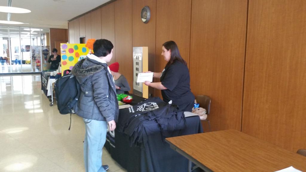 KentStateSusty's tweet photo. .@brewergarrett informs students about saving energy at #KentState & Do It In the Dark energy competition #2015csm https://t.co/Jj8dKRUVI7