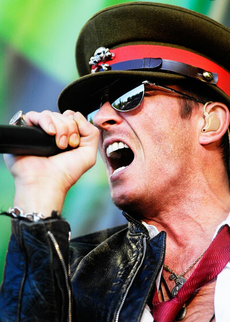 Happy 48th birthday Scott Weiland of Stone Temple Pilots and Velvet Revolver with - 