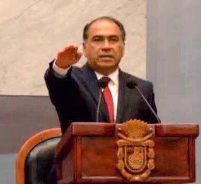 EblemEcheverria's tweet photo. Rinde protesta nuestro Gobernador Constitucional @HectorAstudillo #GuerreroDistinto https://t.co/65d9jYWrqe