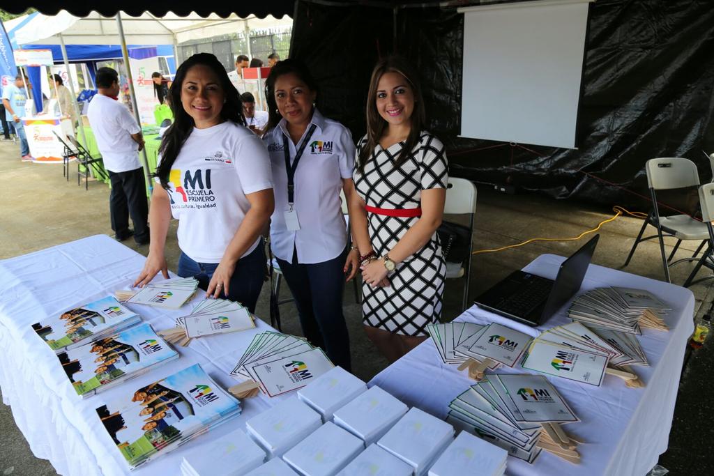 Eirasantamaria's tweet image. Equipo de #MEDUCAPanamá y #MEDUCAChiriquí en el #GabineteComunitario en Chiriquí, proyectando programas educativos.