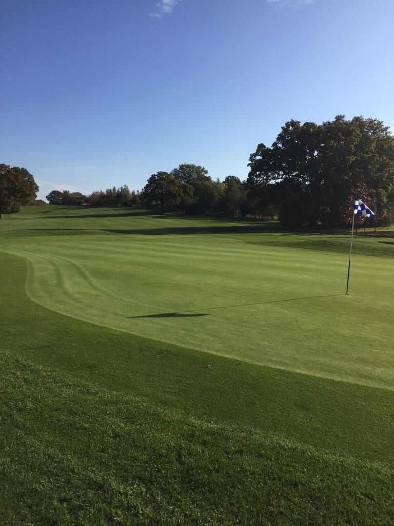 bwollox's tweet photo. @ifieldgolfclub isn't looking too shabby is it!? #golf #autumn #Ifieldgc #checkintogolf https://t.co/FI65VscWJz