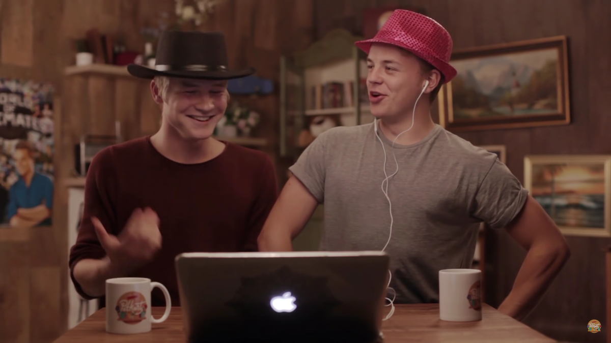 Potkast's tweet photo. .@DirectPete met een roze fedora die opera zingt in de nieuwe #PotkastThrowback! Echt. https://t.co/mwyWBUPWSX https://t.co/xTx7dJISRY