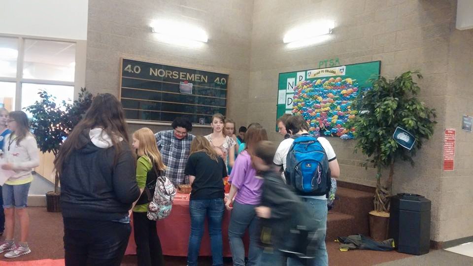 davisgyc's tweet photo. Davis SWAT hosted Red Ribbon Week @ NDJH last week!! #NotAnEcigGuineaPig #BobandLucy #UTOutrage #DontBeAGuineaPig https://t.co/vYmMIc2vGw