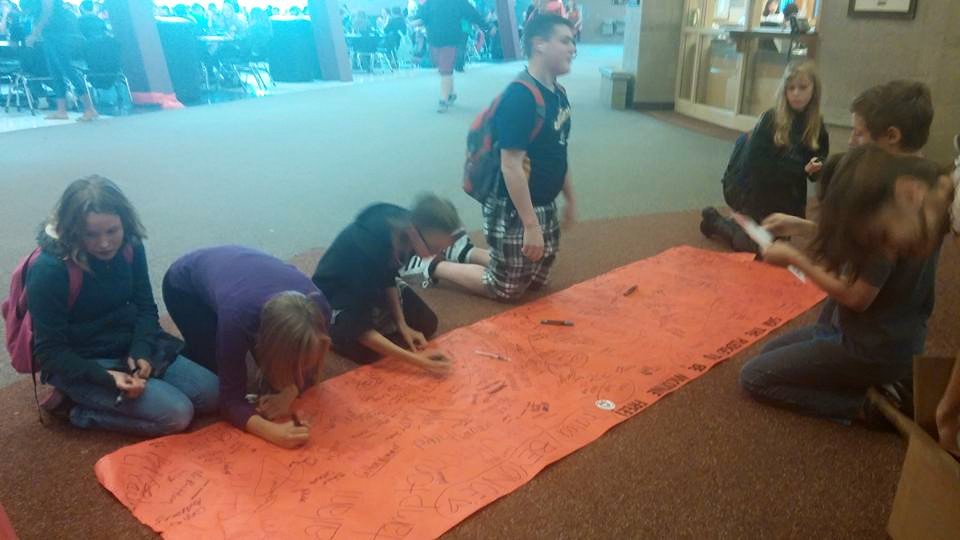 davisgyc's tweet photo. NDJH students signed the pledge to BE NICOTINE FREE during RRW! #NotAnEcigGuineaPig #BobandLucy #UTOutrage https://t.co/JGN3zoxROs