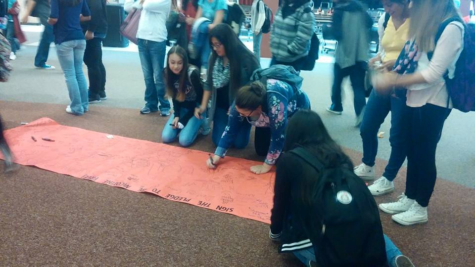 davisgyc's tweet photo. NDJH students signed the pledge to BE NICOTINE FREE during RRW! #NotAnEcigGuineaPig #BobandLucy #UTOutrage https://t.co/JGN3zoxROs