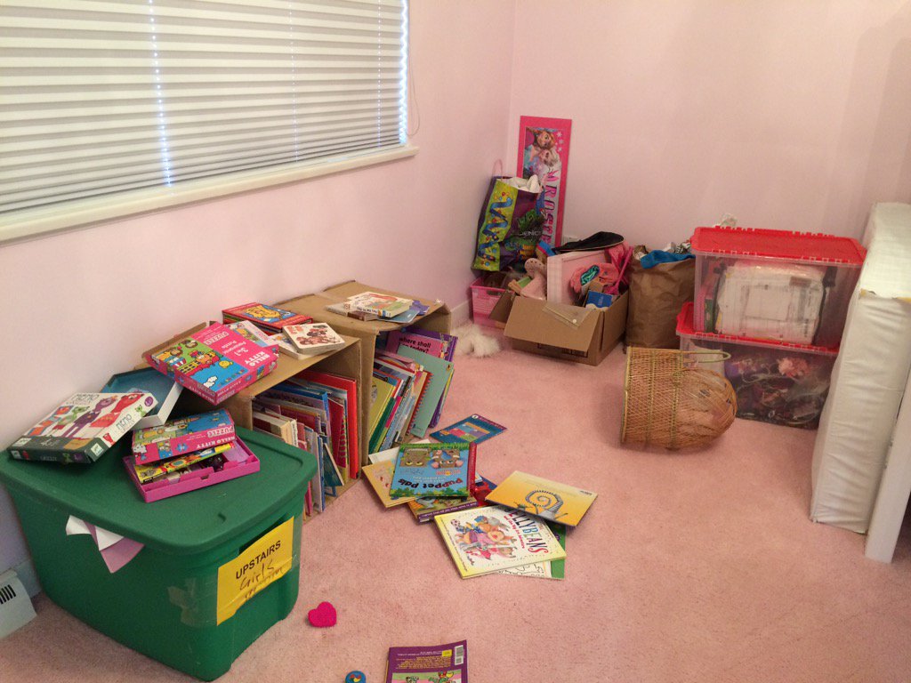 mindhr's tweet image. @kfc_canada We moved over a year ago and my daughter is still in boxes. I&apos;d buy furniture. #FillUpFor5 Literally