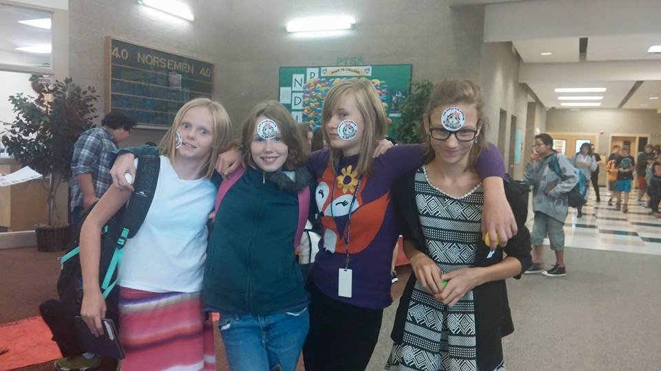 davisgyc's tweet photo. NDJH students proudly show off their pledge stickers during RRW! #NotAnEcigGuineaPig #BobandLucy #UTOutrage https://t.co/45FWKWkDBY