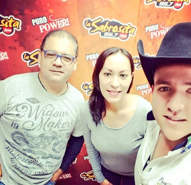 UrestiPancho's tweet photo. panchouresti ya se encuentra en la Estación de radio @lasabrosita957  #ConEstilo #UrestiFans #QueNuncaSepa chulo 😍😍 https://t.co/TyQ9zMG0bi