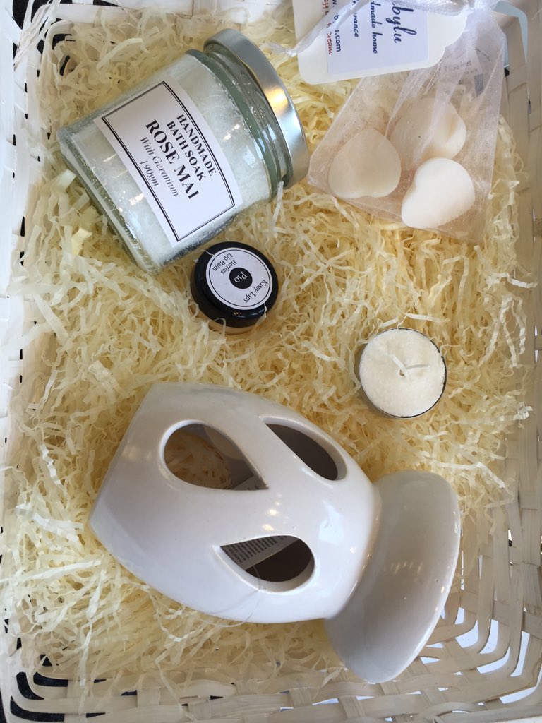thecandelashop's tweet photo. It's all about the #hampers today 😁 https://t.co/UgU3lquIEV