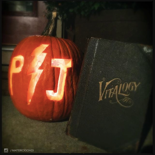 PearlJam's tweet photo. Happy Halloween. #PearlJam #Halloween https://t.co/HigUNUMuNC