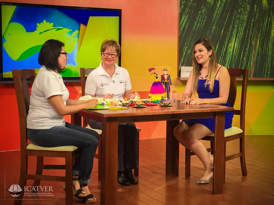 La instructora Hilda Rodríguez, da tips para decorar cupcakes @alaveracruzana  #TodosSomosIcatver #CapacítateHoy
