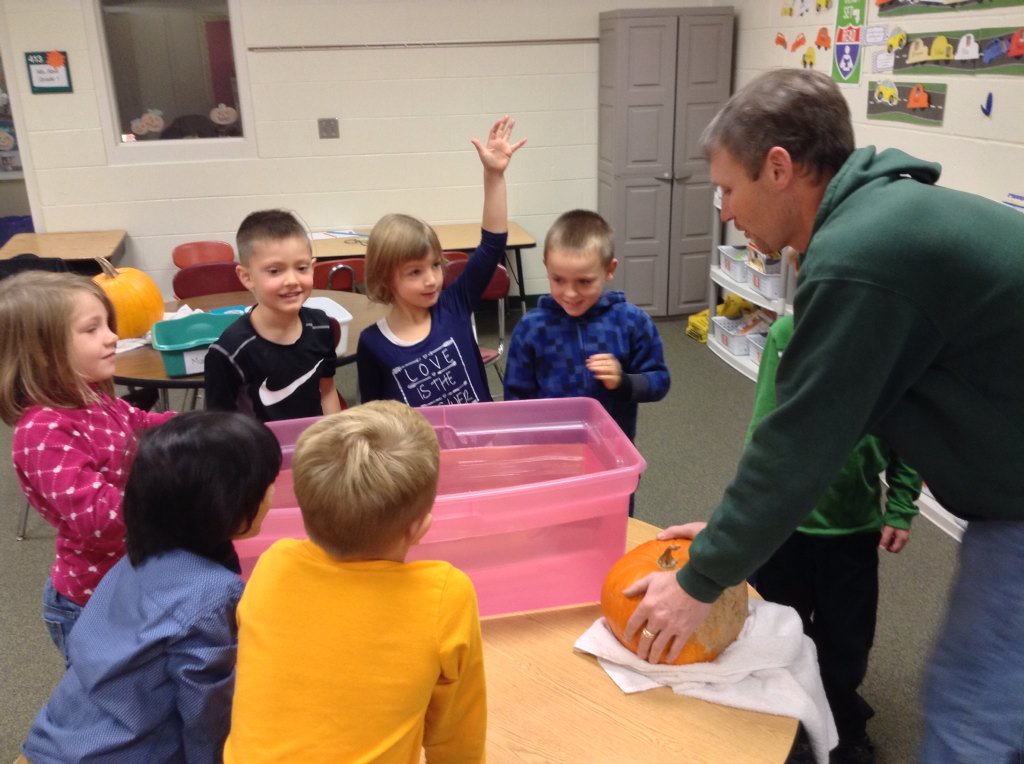 slsteinmeyer's tweet photo. Pumpkin math!
#firstgradediscoveries #pumpkinsfloat https://t.co/wq6aBlz3oC
