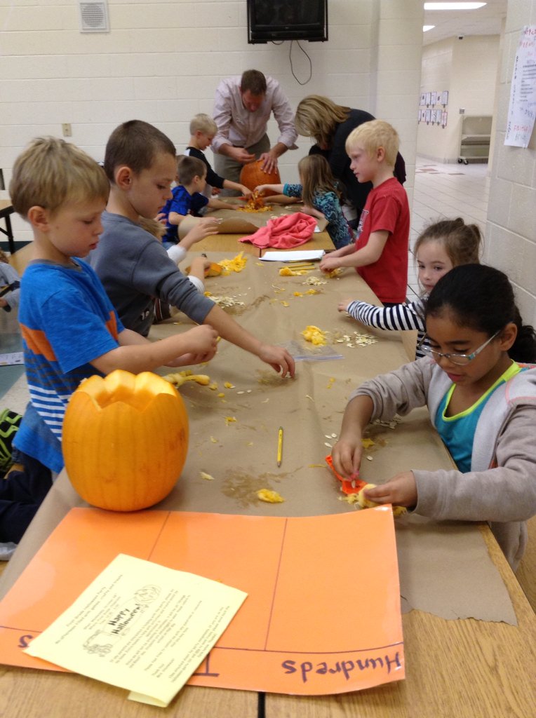 slsteinmeyer's tweet photo. Pumpkin math!
#firstgradediscoveries #pumpkinsfloat https://t.co/wq6aBlz3oC