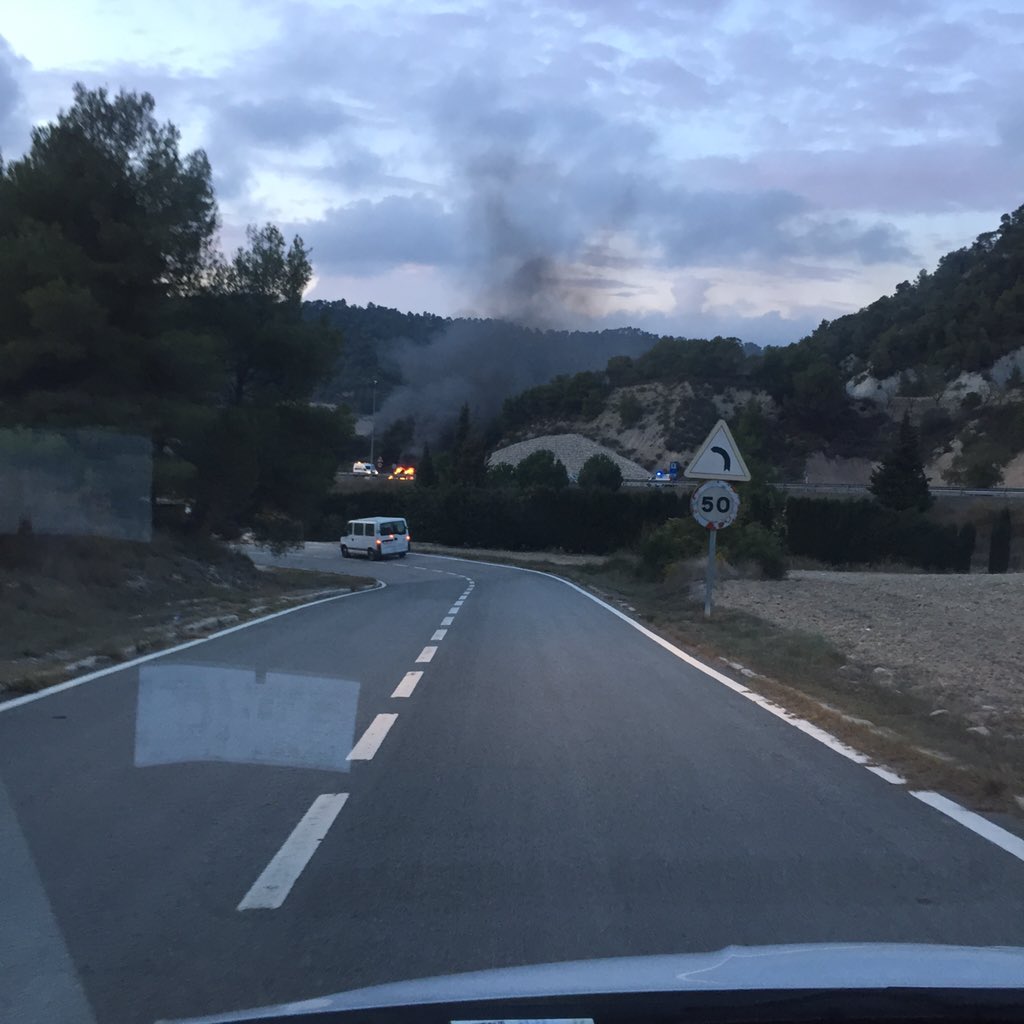 Autovia A 2 tallada <a href="/taxisigualada/">Ricard de Copons #SomBatecRural</a> per incendi de vehicle <a href="/infoanoia/">infoanoia.cat</a>
