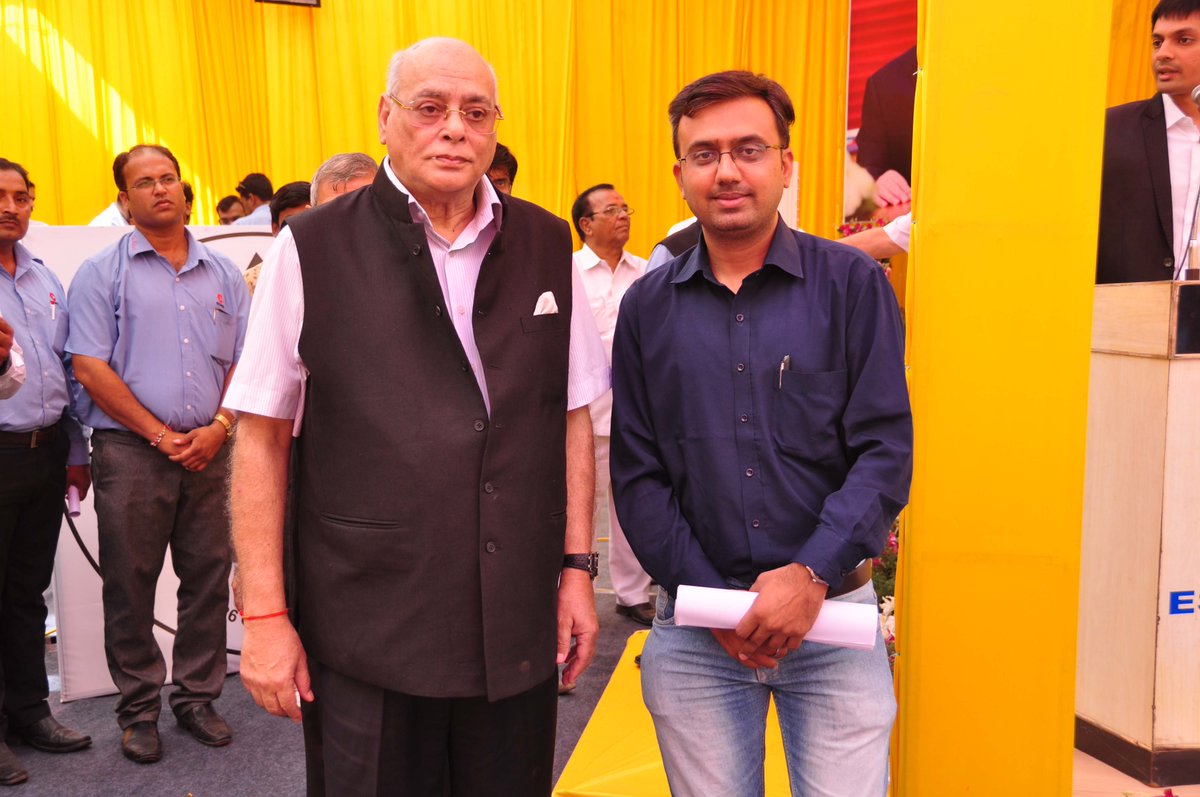 diivyeshdabhi's tweet photo. Divyesh M Dabhi with Shri Rajan Nanda, Chairman & Managing Director, Escorts
#GeniusMarcom #Escorts #DivyeshMDabhi https://t.co/Y5ar9GDUwB