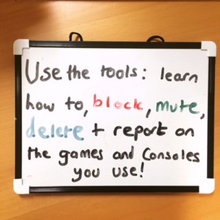 Top tips from the <a href="/UK_SIC/">UK Safer Internet Centre</a> about how to stay safe playing your favourite online games buff.ly/208AtUk