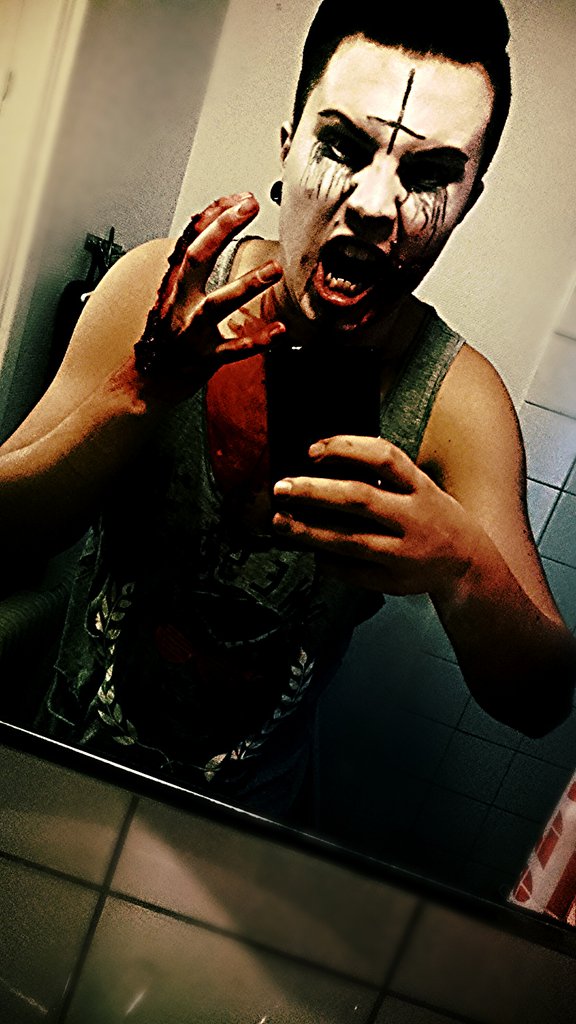 TheFalserose's tweet photo. Halloween <3 https://t.co/sHjrqrbOAg