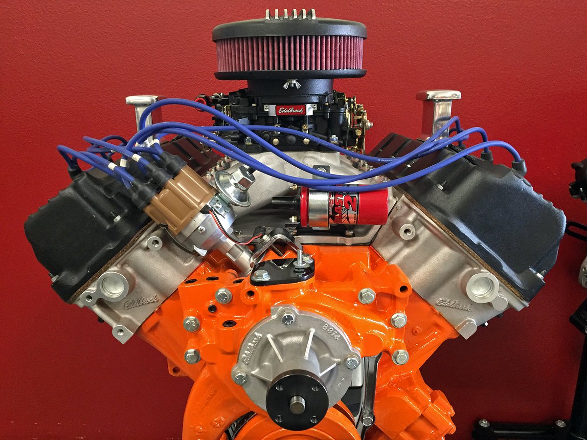 EdelbrockUSA's tweet photo. Crunch time! Another engine ready for SEMA 2015! One more week. Are you ready?

#2CarbTuesday #Edelbrock #SEMA2015 https://t.co/tgHEOpLfn7