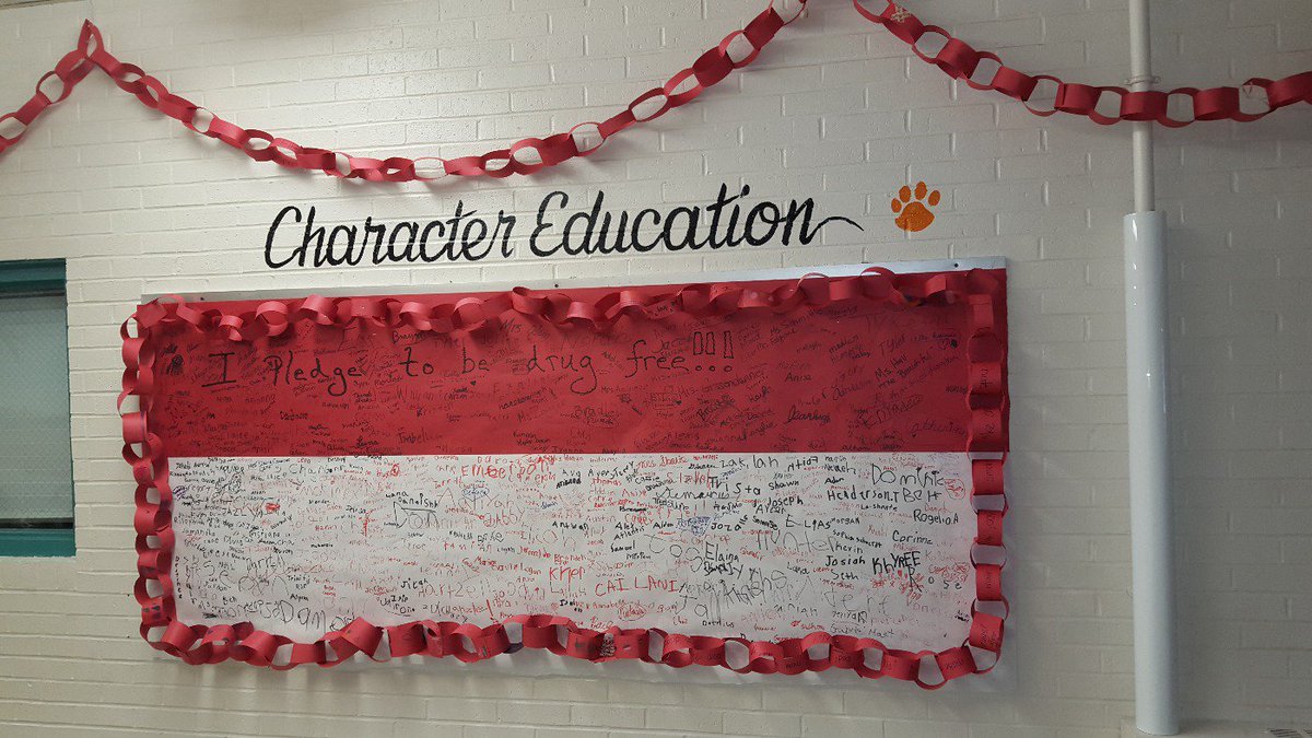 rash_jen's tweet photo. Red Ribbon Week. :))) tigers signed the pledge. @RockfishTigers https://t.co/B62JwcxYT6