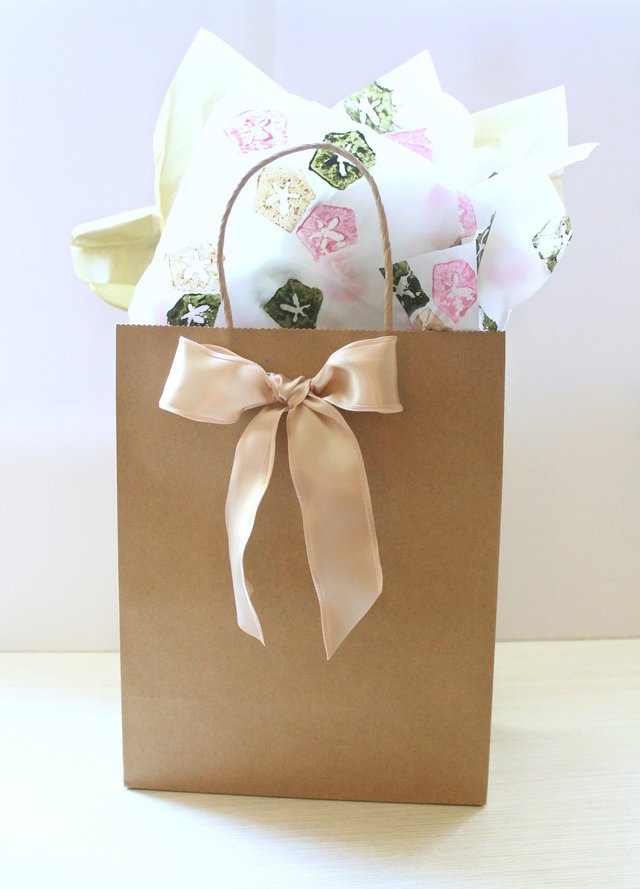 JacqMurdock's tweet photo. Instead of spending a lot on pretty wrapping, jazz up plain tissue paper with apple stamps! https://t.co/Gob3TLMzlN https://t.co/1DDRpZ8jDW
