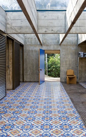 oolodesign's tweet photo. Loving this flooring. The mixture of colour and concrete is a perfect and beautiful contrast #design #contrast https://t.co/WVVJA1R8Ga