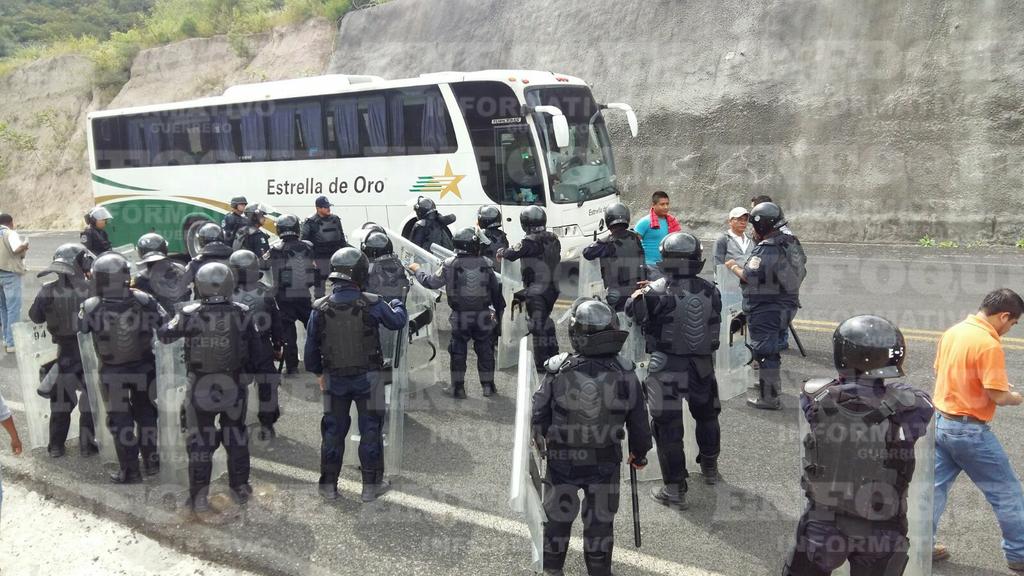 AyotzinapaFeed's tweet photo. RT HermosaLuz1: RT enfoqueinforma: Policías antimotines permiten el paso a normalistas de #Ayotzinapa hacia #Chilp… https://t.co/rFRCQS5Mt0