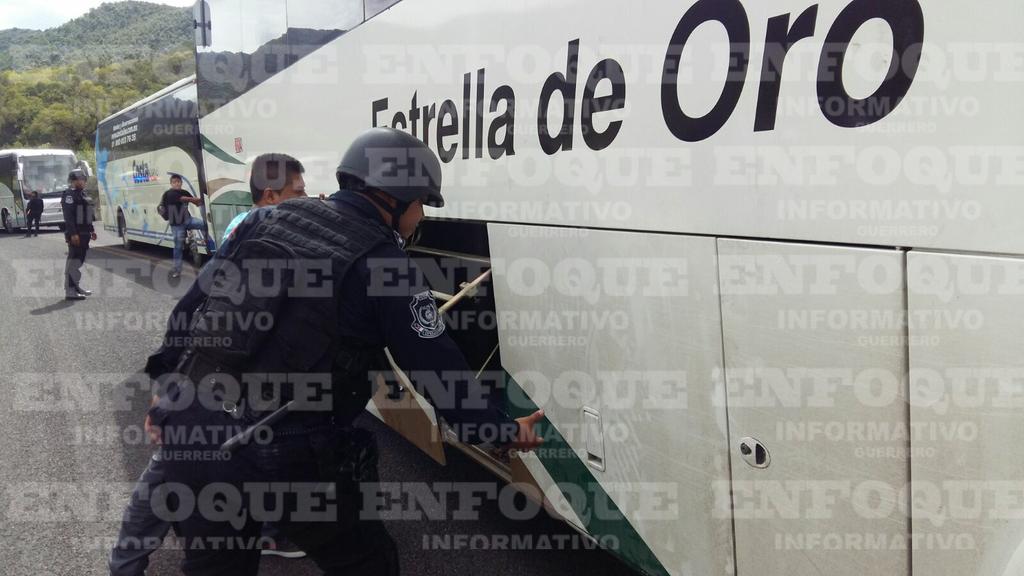 AyotzinapaFeed's tweet photo. RT HermosaLuz1: RT enfoqueinforma: Policías antimotines permiten el paso a normalistas de #Ayotzinapa hacia #Chilp… https://t.co/rFRCQS5Mt0