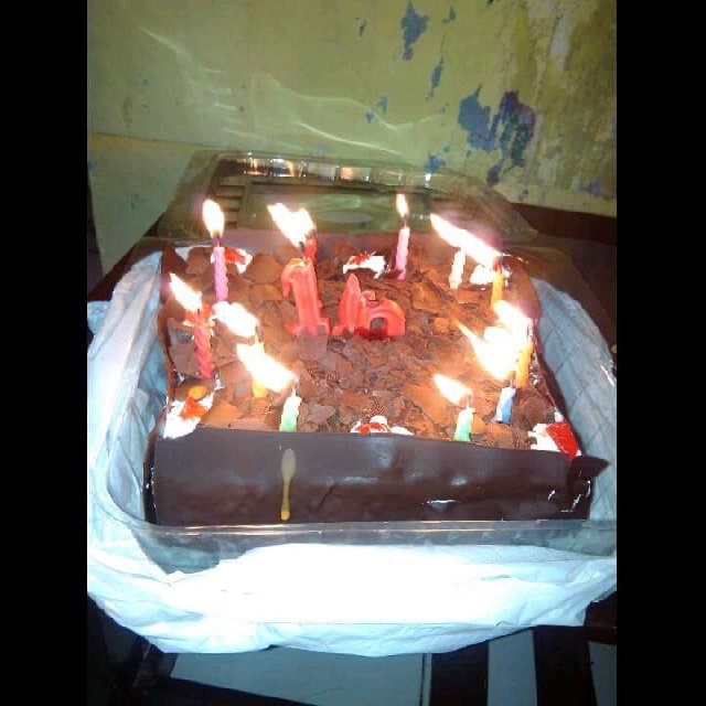 Ini bolu gaseberapa, tapi aku bela2in bkn suprise sm mmh kamu jam 12 mlm tepat buat bikin kejutan buat kamu loh:)