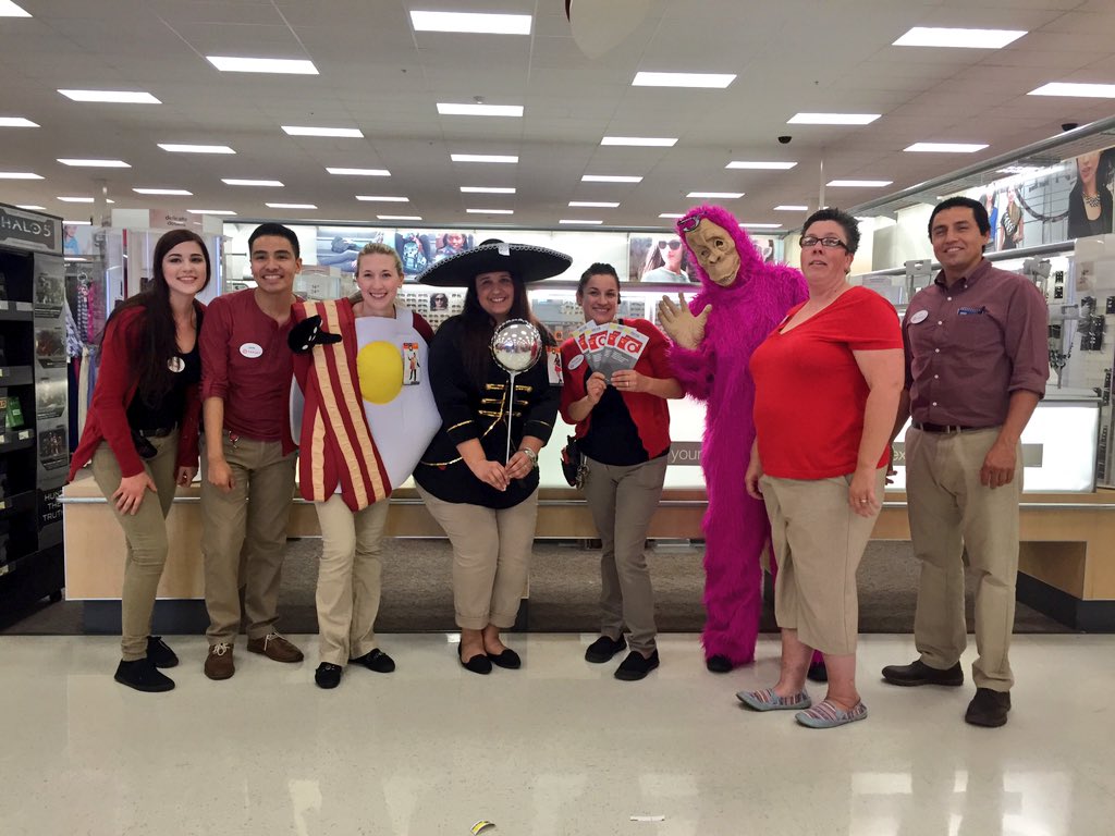 Handing off 6 red cards to the closing team! Lovin the LOD engagement! #T2347 #RedCards 🎯💳