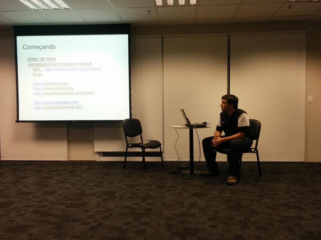 raphait's tweet photo. @andersonpavia falando agora de haskellno FTD Functional @friendstechday https://t.co/TNhOjmzn79