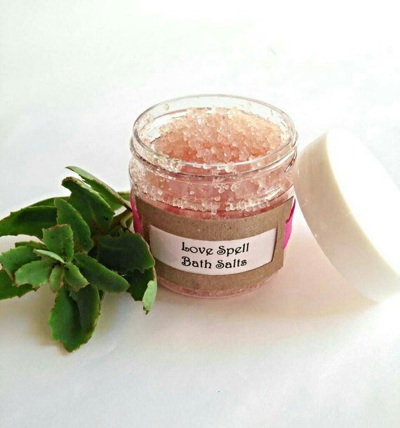 angelinas_art's tweet photo. Prefect size to try a scent, 2oz jar love spell bath salts 3.99 #trymesize #etsyhandmade https://t.co/47VW28RrIp https://t.co/Hs9oxcVZt3