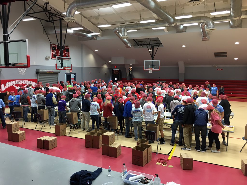 EnidHighSTUCO's tweet photo. D2 Leaders prepping meals for Kids Against Hunger!! #EHSSTUCO #D2FallConference. Way to go, Chisholm! Great hosts! https://t.co/3KdnFcGIHL
