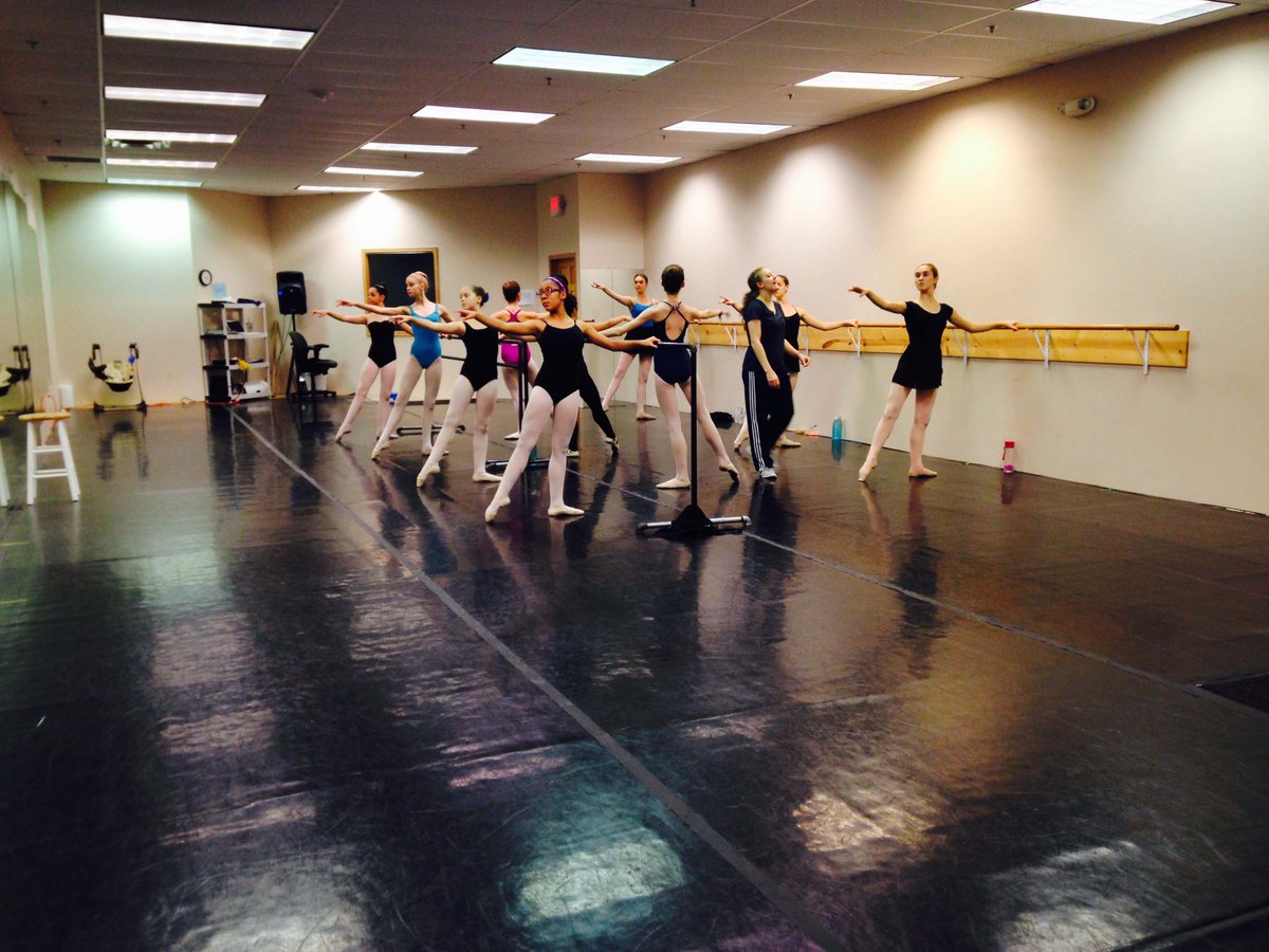 ballet58school's tweet photo. We spy some unusual bright colors in class...happy #FallFestivalWeek #dressjoyfully #thankful https://t.co/IekMH9Pi5R